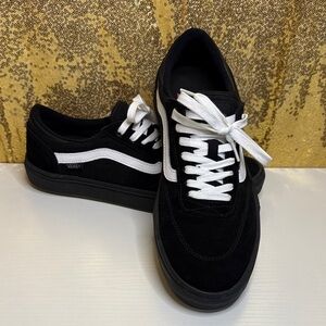 Vans Men's Gilbert Crockett Skate Black and White Classic Sneakers